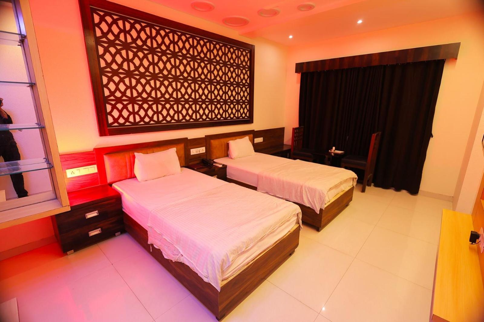 Hotel Horizon & Restaurant สุรัต ภายนอก รูปภาพ